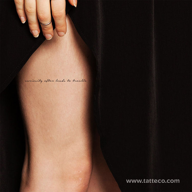 Tatuaje temporal "La curiosidad a menudo trae problemas" (juego de 3)
